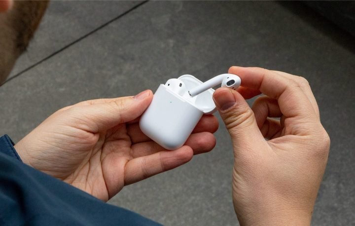 Airpod bị lỗi sạc pin một bên, tai nghe đặt trong hộp sạc
