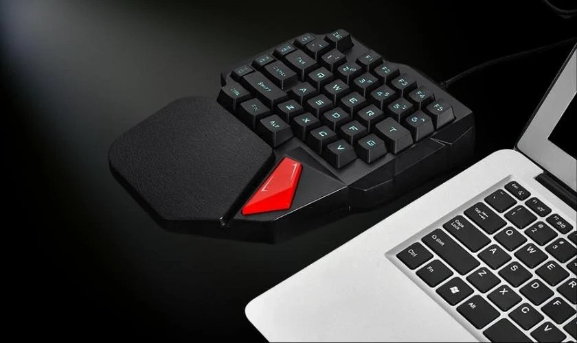 Bàn phím cơ một tay Aturos K108 tiện lợi cho game di động