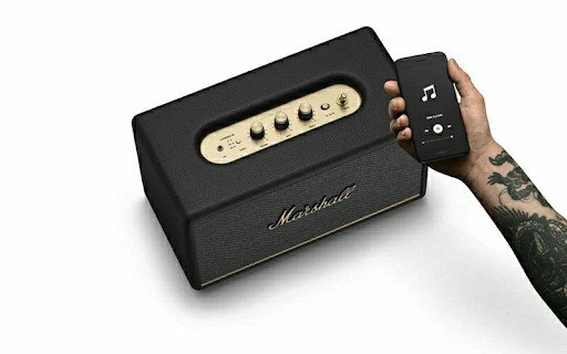 Bật nguồn loa Bluetooth mini chuẩn bị kết nối