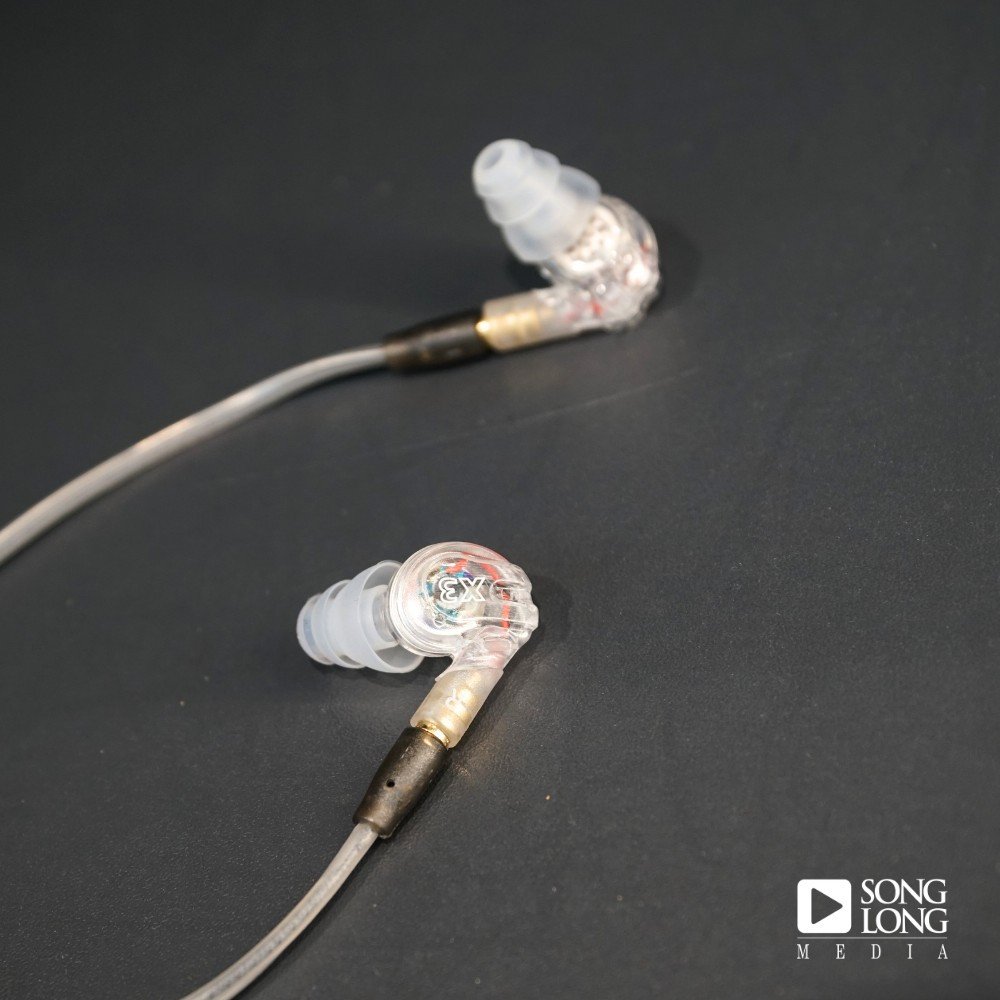 Bộ điều khiển trên dây tai nghe Moxpad X3 với các nút chức năng