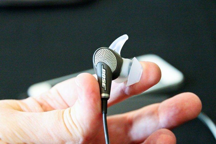 Bộ điều khiển và pin của tai nghe Bose QC20 với cổng sạc micro-USB