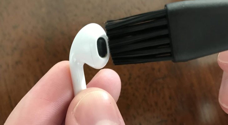 Cách vệ sinh phần lưới và màng loa tai nghe bluetooth in-ear bằng bàn chải mềm