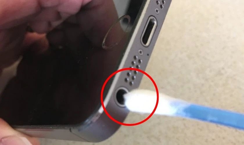 Cận cảnh cổng sạc/tai nghe của iPhone bị bám bụi, giải pháp vệ sinh giúp tắt chế độ tai nghe ở iPhone.