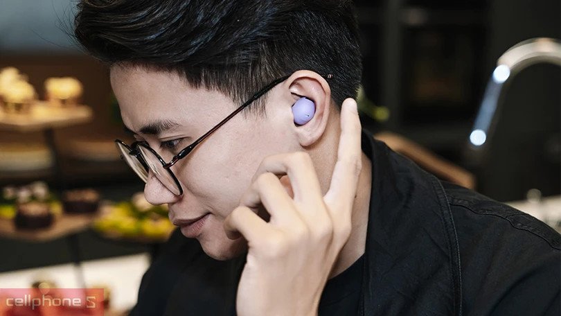 Cận cảnh một bên tai nghe Samsung Galaxy Buds 2 Pro màu tím