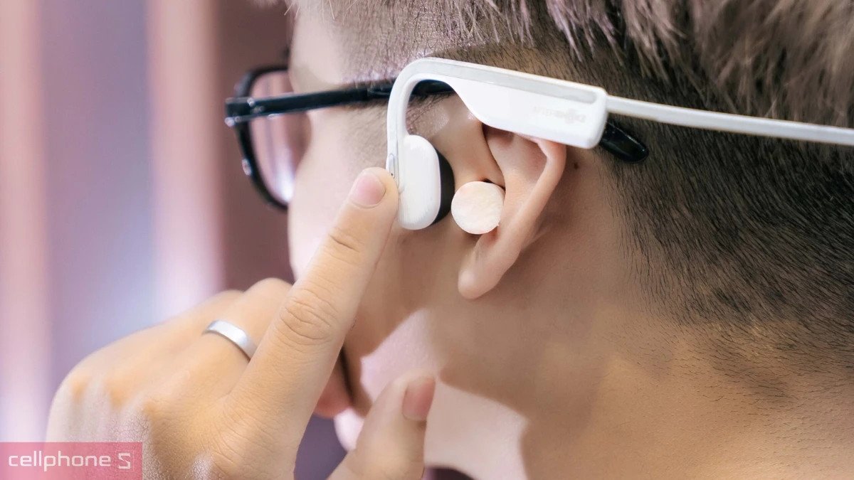 Cận cảnh phần tiếp xúc của tai nghe truyền qua xương Shokz với xương gò má