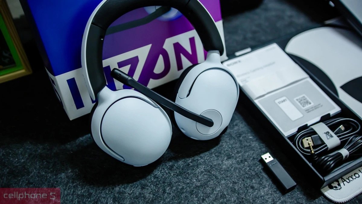 Cận cảnh tai nghe chụp tai có dây Sony màu đen cao cấp