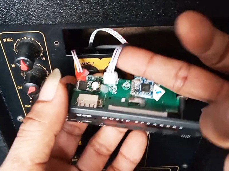 Cẩn thận rút mạch bluetooth cũ ra khỏi vị trí trên bảng điều khiển loa kéo.