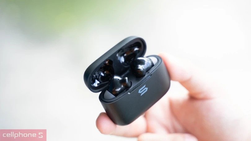 Cặp tai nghe in-ear SOUL có dây với thiết kế cao cấp và màu sắc tinh tế.