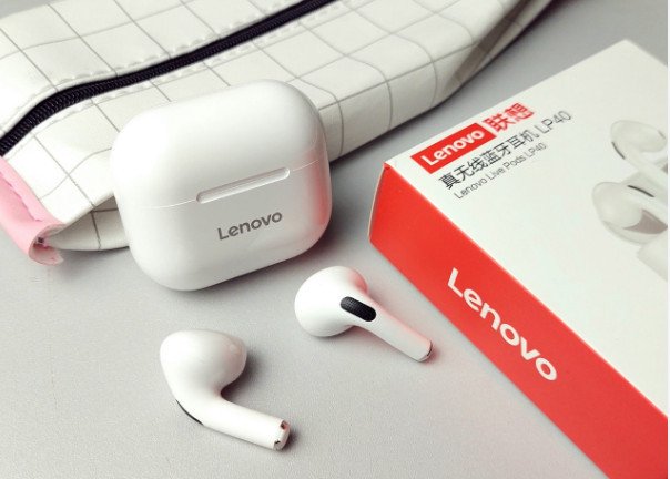 Cặp tai nghe Lenovo Thinkplus không dây màu đen trong hộp sạc