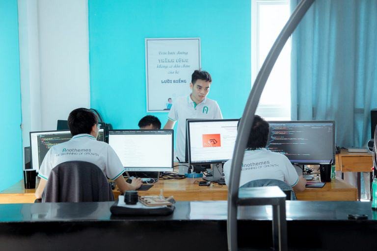Chuyên gia đang tối ưu giao diện cho dịch vụ thiết kế website tại Nghệ An