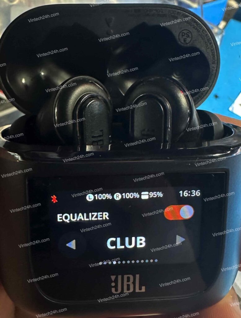 Chuyên viên đang sửa chữa tai nghe JBL