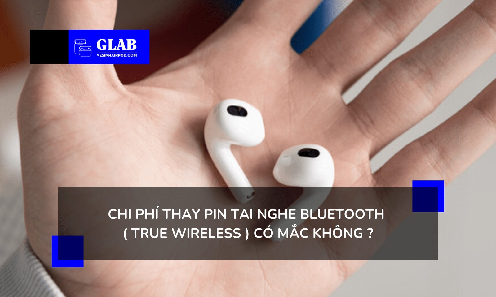Chuyên viên đang thay pin cho tai nghe Bluetooth