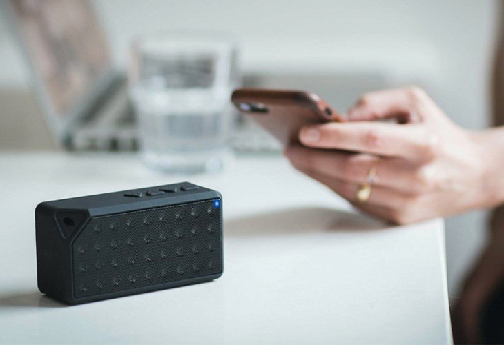 Đảm bảo loa Bluetooth và thiết bị phát nhạc ở gần nhau để tín hiệu ổn định hơn