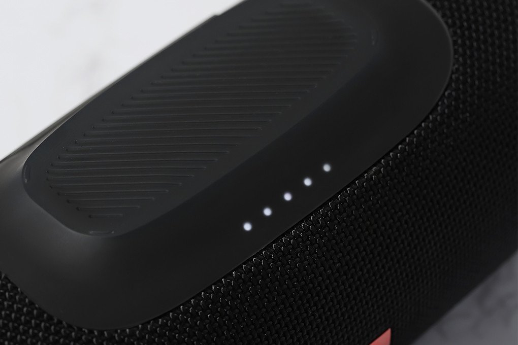 Dấu hiệu 5 đèn LED sáng trắng báo hiệu loa Bluetooth JBL đã sạc đầy pin