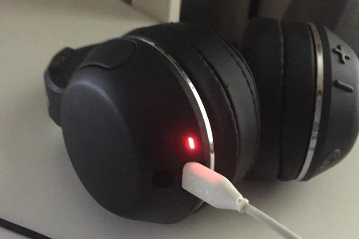 Đèn báo giúp nhận biết tai nghe Bluetooth đầy pin chính xác
