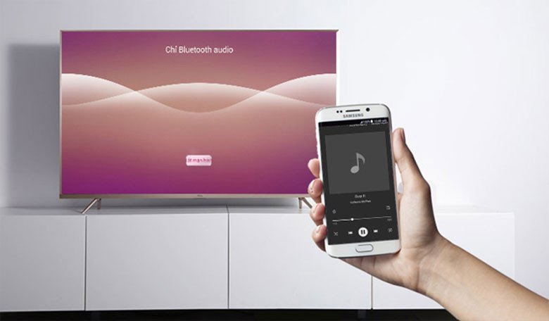 Điện thoại và tivi LG đang kết nối Bluetooth để phát nhạc