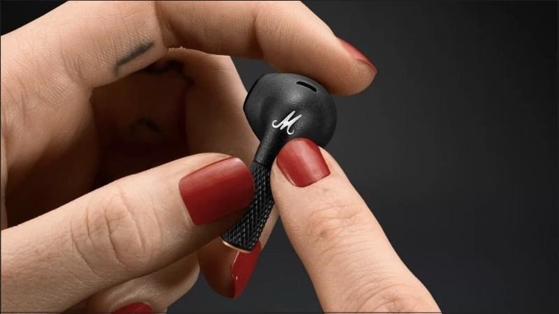 Điều khiển cảm ứng trên tai nghe Marshall Minor 3 dễ dàng