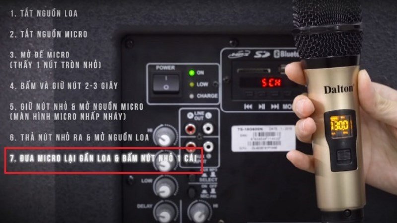 Đưa micro lại gần loa để kết nối tần số ổn định