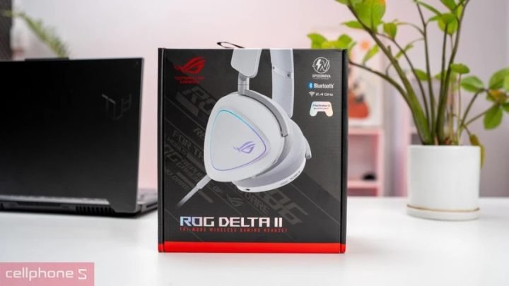 Game thủ đeo tai nghe chụp tai gaming tập trung chơi game