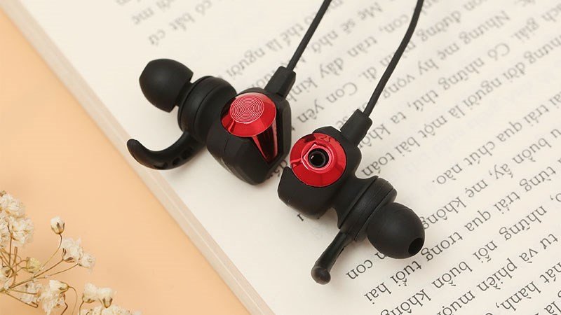 Game thủ sử dụng micro tai nghe gaming để giao tiếp