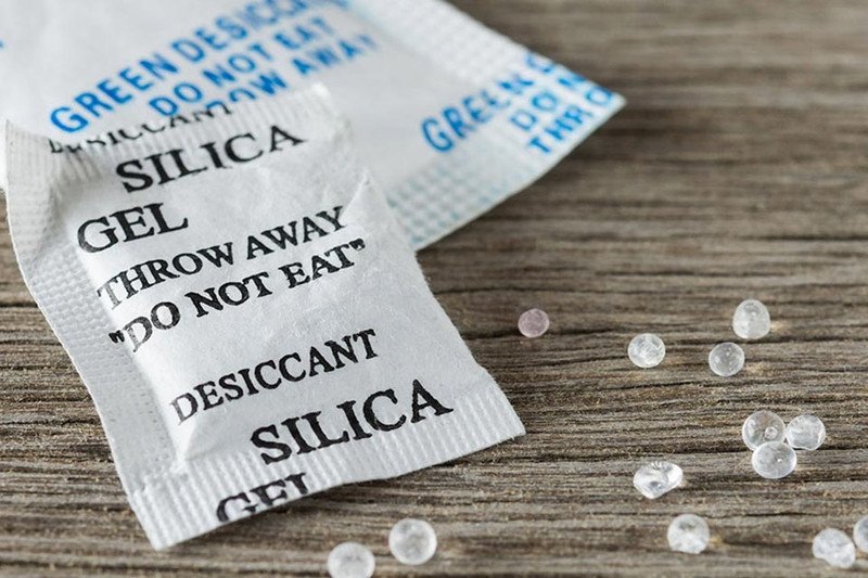Gói hút ẩm silica gel giúp làm khô tai nghe Bluetooth bị dính nước hiệu quả