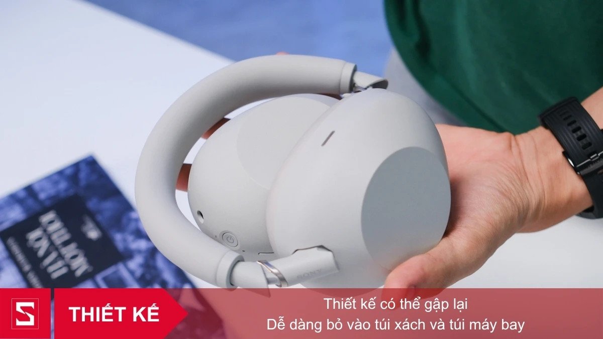 Hình ảnh cận cảnh củ tai nghe Sony WH-1000XM6 với bề mặt điều khiển cảm ứng và các nút bấm vật lý