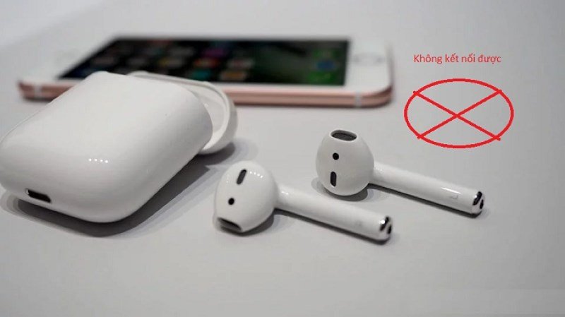 Hình ảnh cận cảnh một chiếc tai nghe Bluetooth True Wireless nằm trong hộp sạc