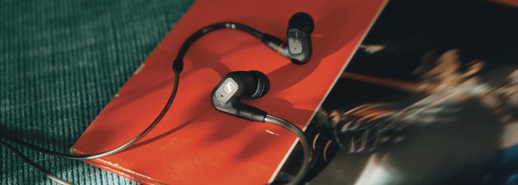 Hình ảnh cận cảnh một chiếc tai nghe in ear dành cho game thủ với micro tháo rời, biểu thị các tính năng quan trọng khi lựa chọn mua sắm.