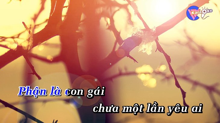 Hình ảnh minh họa người dùng đang cầm micro và hát karaoke qua loa kéo đã được kết nối bluetooth.