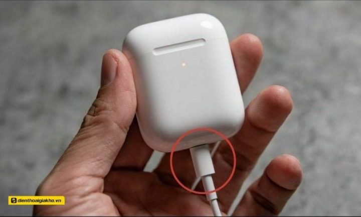 Hình ảnh một chiếc tai nghe bluetooth đang được cắm sạc nhưng không có đèn báo hiệu, minh họa vấn đề tai nghe bluetooth sạc không vào pin 1 bên.
