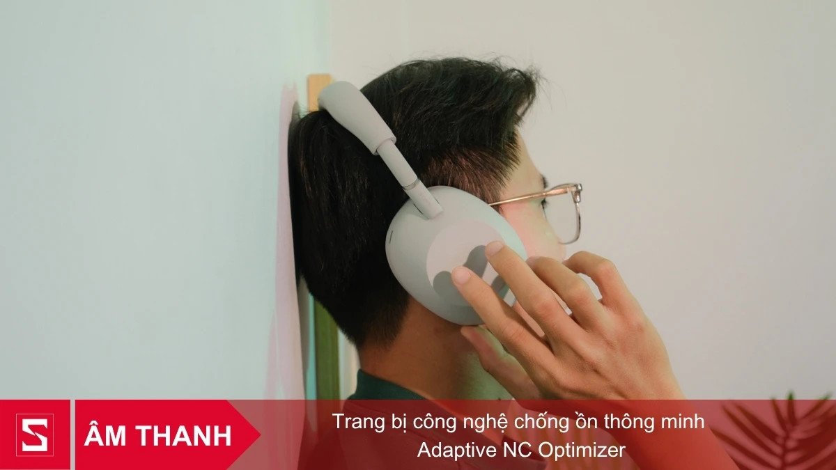 Hình ảnh tai nghe chụp tai Sony WH-1000XM6 màu đen đặt trên bề mặt phẳng, làm nổi bật thiết kế mềm mại và sang trọng