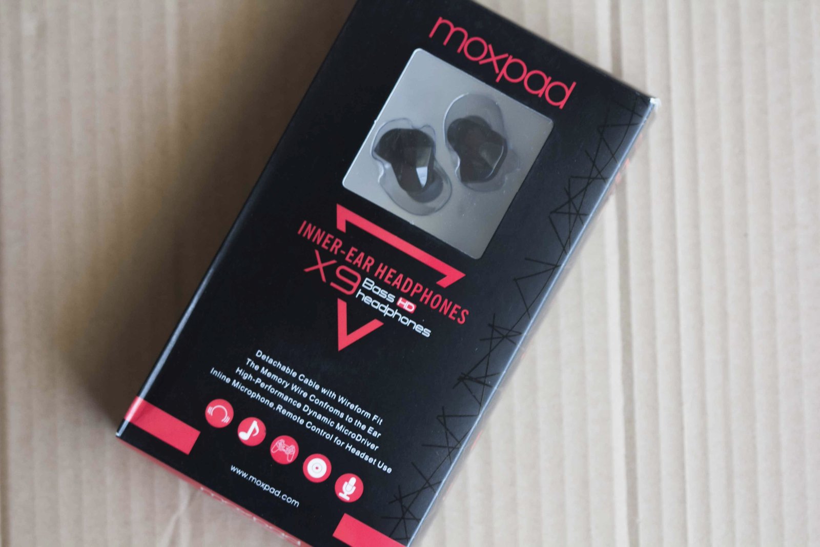 Hình ảnh tai nghe Moxpad X9 được đeo trên tai, thể hiện cách đeo in-ear