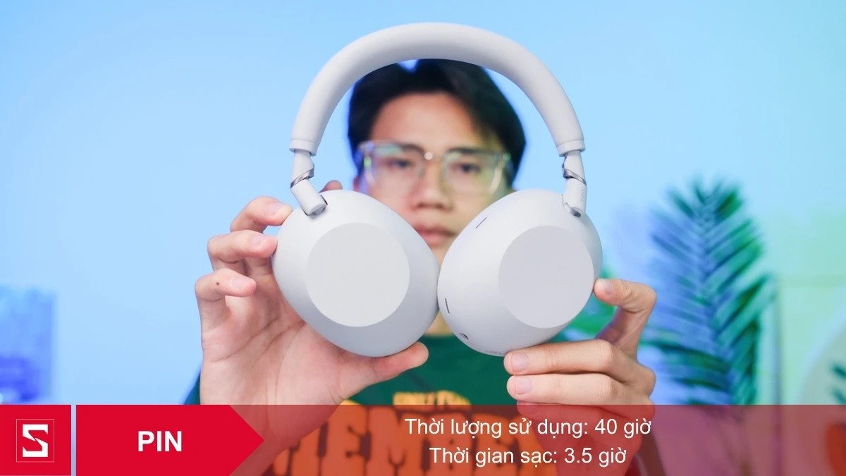 Hình ảnh tai nghe Sony WH-1000XM6 màu bạc đang sạc qua cổng USB-C, minh họa tính năng sạc nhanh và thời lượng pin ấn tượng