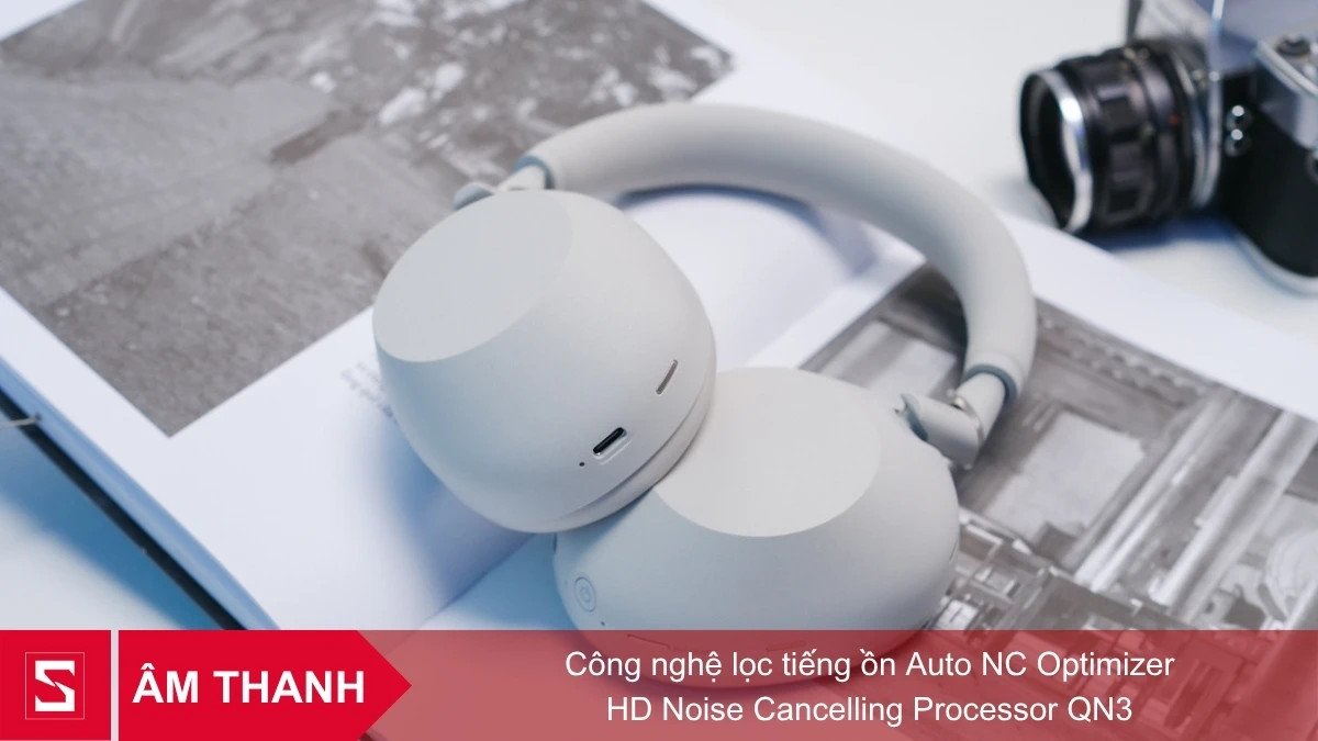Hình ảnh tai nghe Sony WH-1000XM6 màu đen đang được sử dụng trong môi trường văn phòng, minh họa tính năng chống ồn và kết nối thông minh