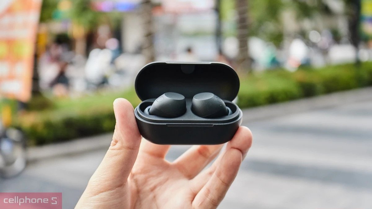 Hộp sạc nhỏ gọn của tai nghe in ear Sony