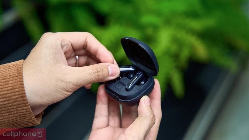Hộp sạc và hai củ tai nghe in-ear Anker Soundcore màu đen.