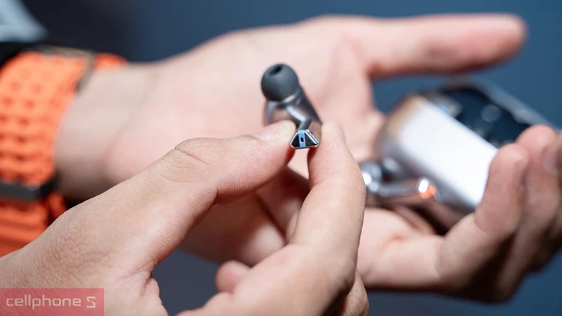 Hộp sạc và tai nghe Galaxy Buds 3 Pro màu trắng, hiển thị dung lượng pin ấn tượng