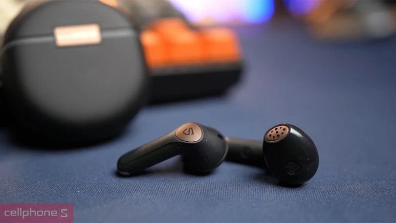 Hộp sạc và tai nghe Soundpeats Air 4 Pro thể hiện thời lượng pin dài