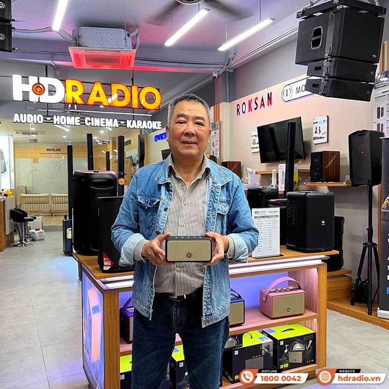 Khách hàng đang cầm trên tay loa Alpha Works W38 tại cửa hàng Trần Du Audio