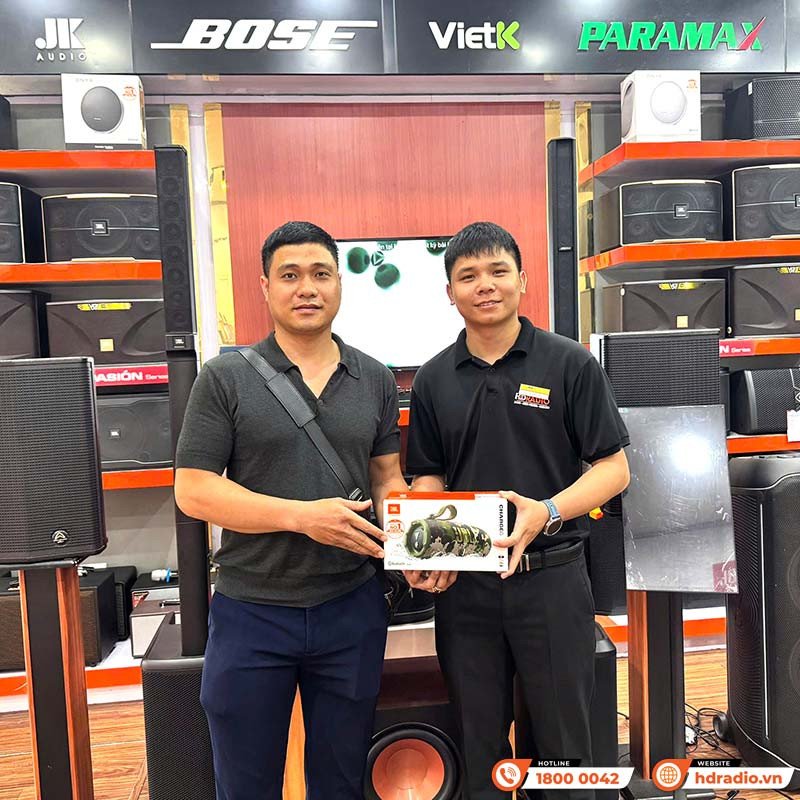 Khách hàng đang xem xét mua loa JBL Charge 6 chính hãng tại cửa hàng Trần Du Audio