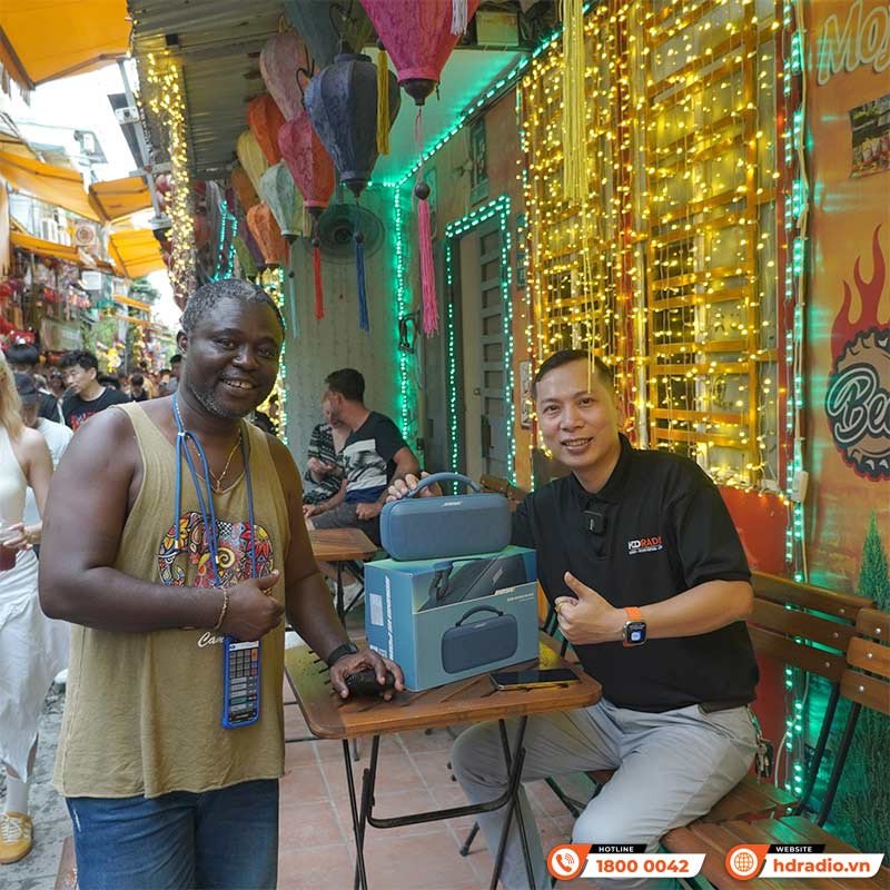 Khách hàng trải nghiệm loa Bose Soundlink Max Portable màu bạc