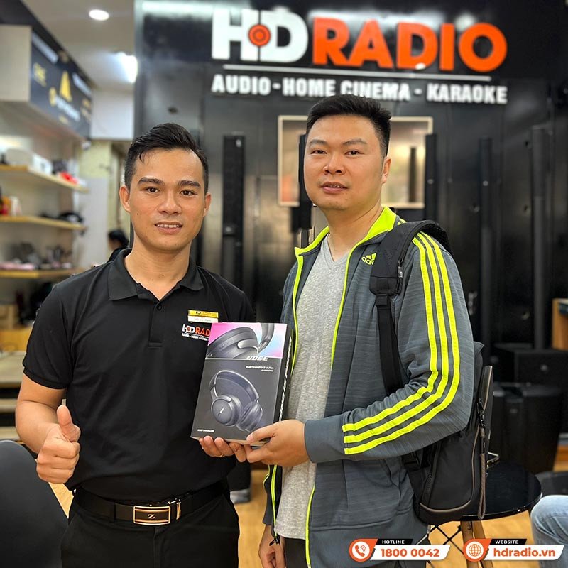 Khách hàng trải nghiệm tai nghe Bose QuietComfort Ultra