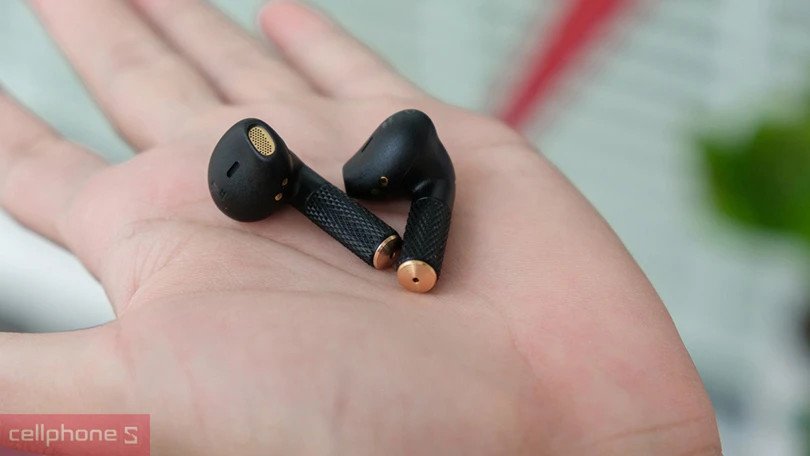 Kích thước nhỏ gọn của một bên tai nghe Marshall Minor 4