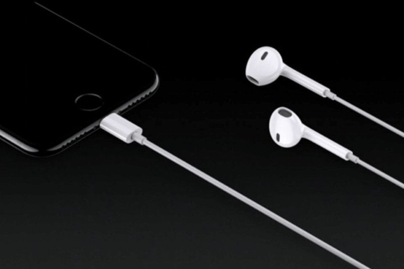 Kiểm tra adapter và cổng Lightning để kết nối tai nghe có dây với iPhone 11