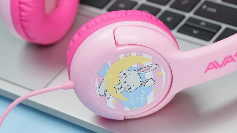 Kiểm tra chất liệu và độ bền của tai nghe khi mua sắm tại cửa hàng uy tín