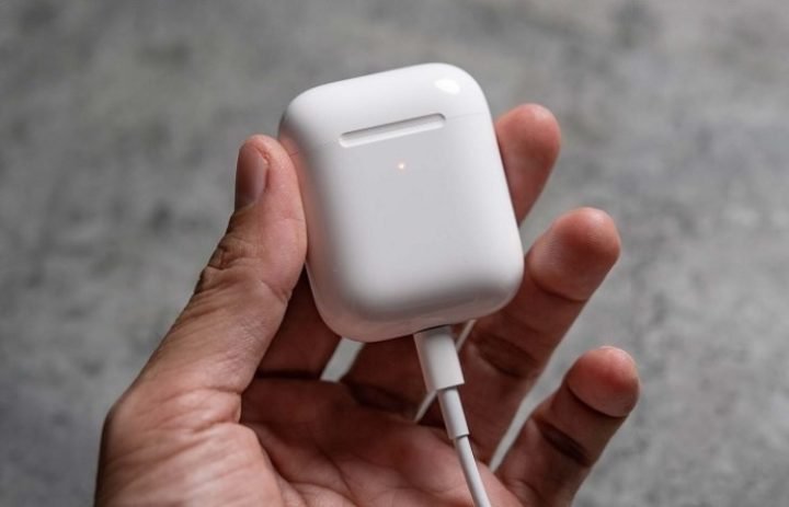 Kiểm tra cổng sạc tai nghe Bluetooth khi không lên nguồn