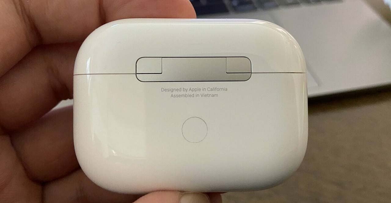 Kiểm tra mặt lưng hộp sạc AirPods Pro