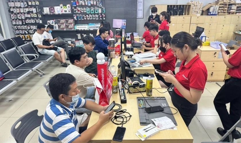 Kỹ thuật viên đang kiểm tra iPhone để sửa lỗi âm thanh và chế độ tai nghe bị kẹt