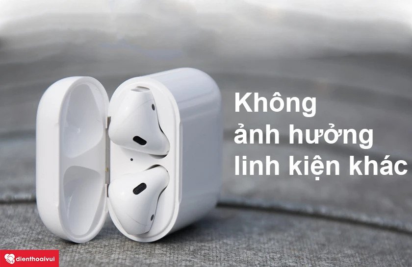 Kỹ thuật viên đang kiểm tra pin tai nghe AirPods