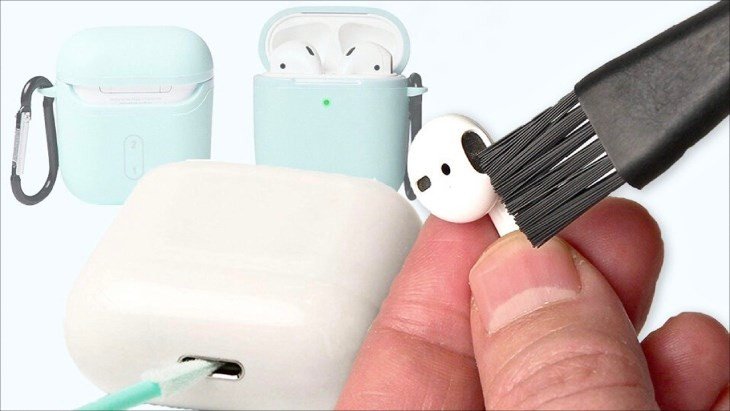 Làm sạch cổng sạc và các khe hở của tai nghe Bluetooth